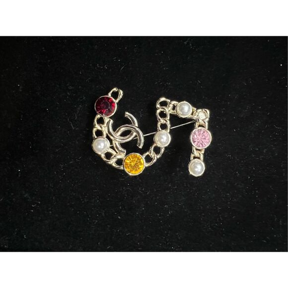 ⚡️EVERYTHING MUST GO⚡️Chanel no5 cc brooch pin pearls and multicolor stones - Picture 3 of 6